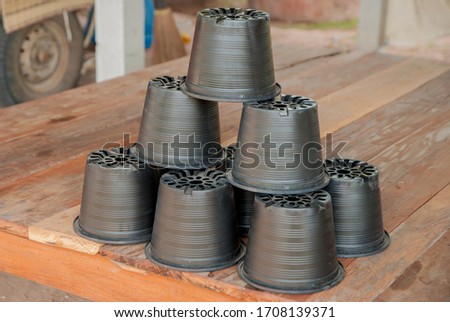Plastic pots, Black plastic pots