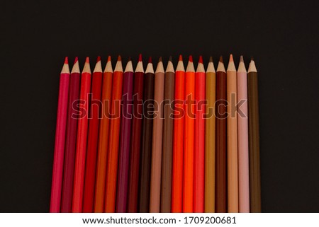 Colored pencils arranged differently for color pencil sketches