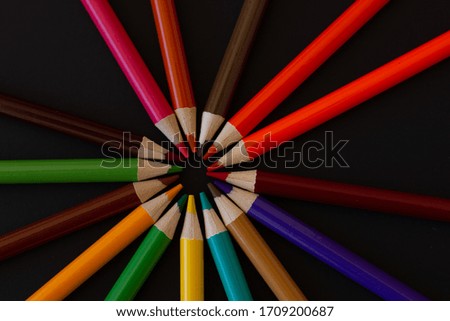 Colored pencils arranged differently for color pencil sketches