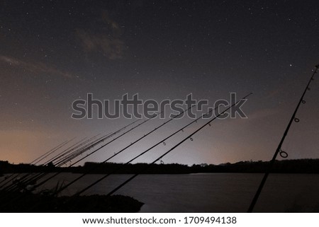 Night fishing pictures that are not bright, blurry, blurry and starry sky.