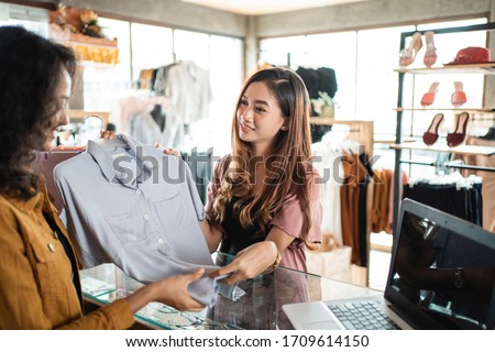 shopping customer returning product to the seller. money back guarantee Royalty-Free Stock Photo #1709614150