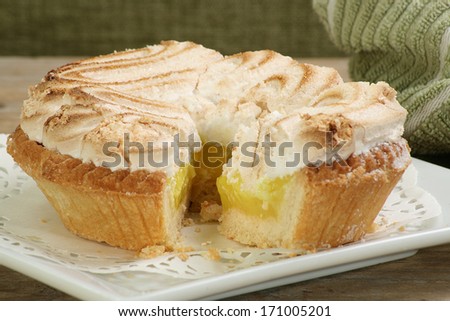 delicious whole home made lemon meringue pie