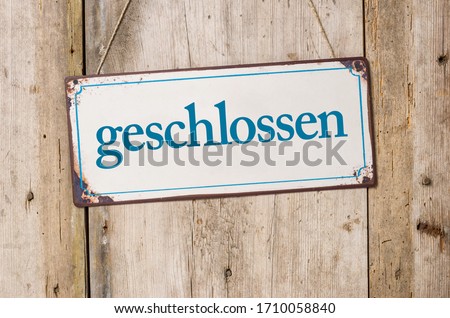 Old metal sign in front of a rustic wooden wall - Closed - geschlossen German