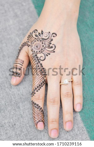 Beautiful One Finger Henna Design