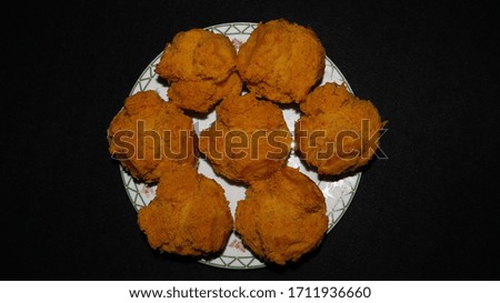 Many pumpkin cakes are cooked on the plate.