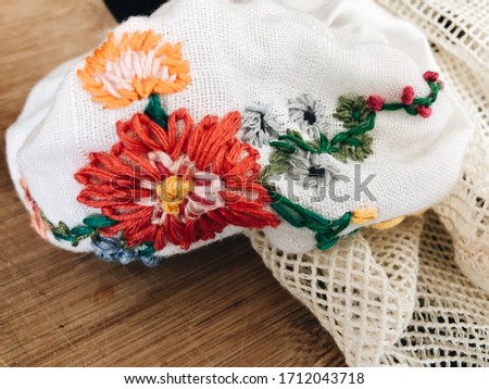 Embroidered with flower motif scrunchie