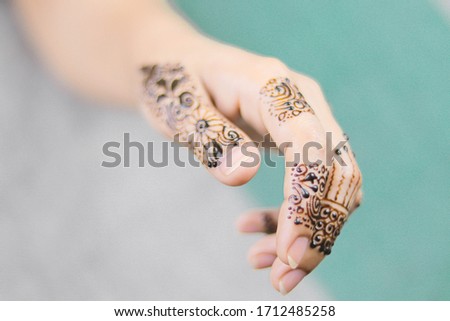 Beautiful Back hand henna Design with Fingers