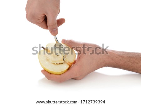 Lifehacks; Extracting the core of a pear with table spoon. 