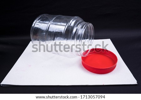 the transparent plastic cookies jar with open red cover which suitable for keep your Eid Fitri cookies in safe.