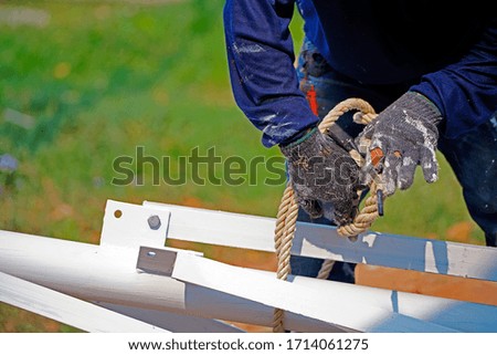 Worker tied rope with white steel.