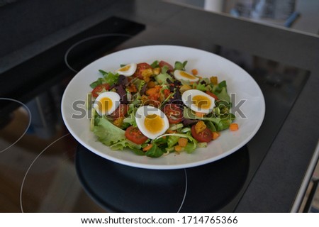 Mixed organic salad plate with tomatoes, eggs, ham and croutons, product image
