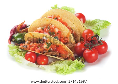 Taco shells filled with grilled chicken meat and fresh vegetable salad