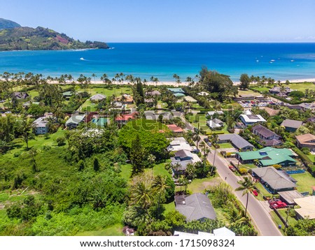 Beautiful pictures of Hanalei Bay and the surrounding mountains.