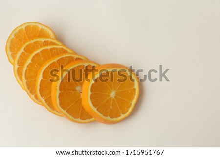 Творческий фон из летних тропических фруктов с листьями, грейпфрут, апельсин, мандарин, лимон, лайм на пастельных желтых фоне. Концепция питания. Плоский лежак, вид сверху, пространство для копировани