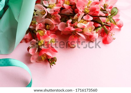 greeting card mockup. invitation card. bouquet of spring flowers and an envelope on a pink background. space for text. wedding invitation