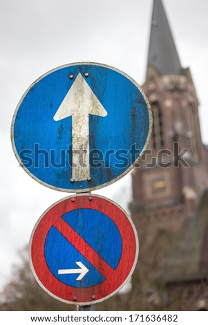 straight arrow traffic sign