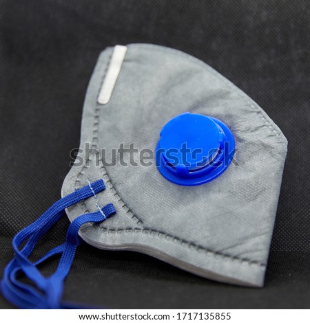 Grey FFP1 mask (no text- text can be added later on the blue valve), Square format. For prevention of Lung diseases, Silicosis, asbestos, siderose, in particular dust from Coal, Silica and Iron Ore