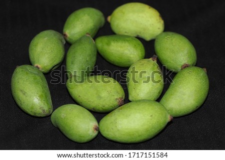 a bunch of sweet raw mangoes