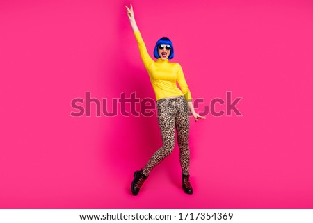 Full length photo of funny lady dance star students party show v-sign symbol wear specs yellow turtleneck blue wig boots leopard trousers isolated vivid pink color background