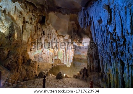 Hang Sung Sot Grotto (Cave of Surprises), Halong Bay, Vietnam