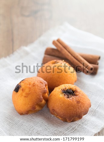 muffins with poppy stuffing and cinnamon