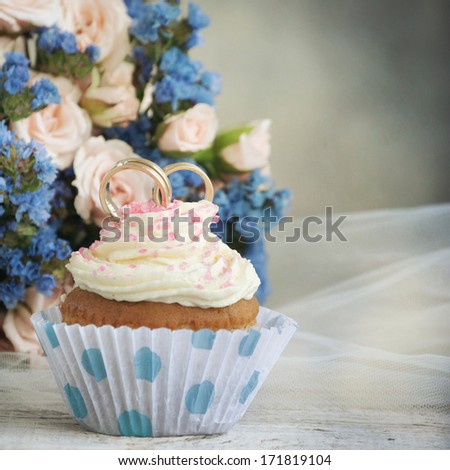 bridal bouquet and cupcake