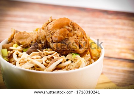 The combination of Chinese food and Thai food is the name of the food. Noodle with braised chicken, bitter melon Eaten together with herbs as a side dish