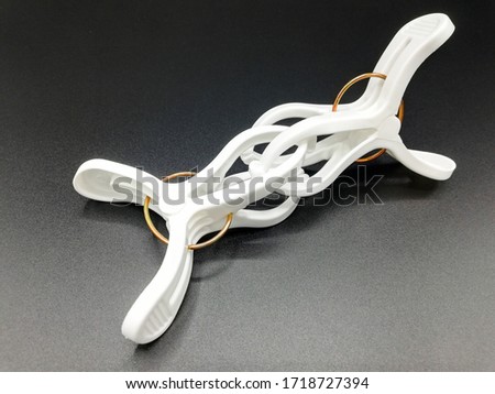 2 pieces of white plastic Use a large cloth clip