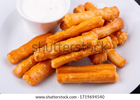 Cheese sticks, served with sour cream