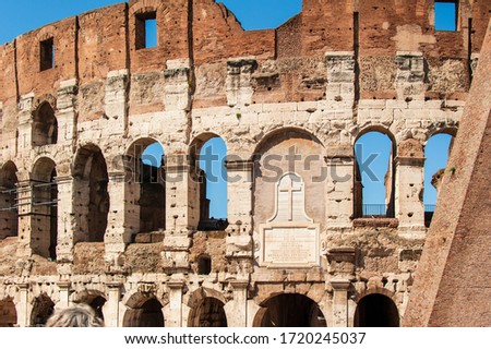 Rome - Around the Collosseum and the Arch of Constantine there is always a large crowd of tourists