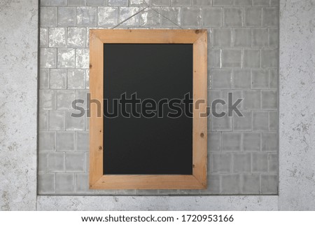 Photo blank chalkboard on the wall