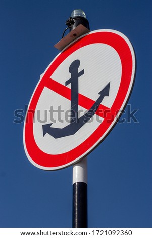 Sign prohibiting mooring water transport on the background of bright blue sky