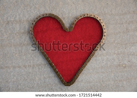 the chain is in the form of a heart