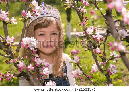 portret Girl little child in spring flower bloom. Sakura flower concept. Gorgeous flower beauty. flower background. Park and garden.
