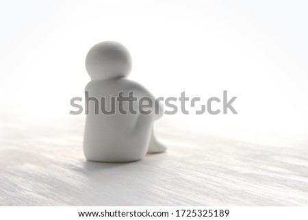 People who sit and think, those who are pensive. (white dolls)Inactive person.