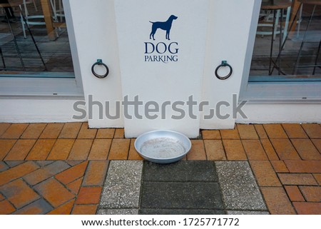 Dog parking sign and dog plate for dog waiting, can't get inside