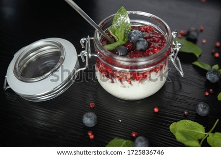 granola with yogurt and raspberry jam