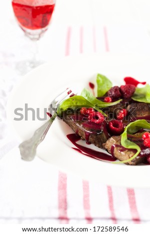 Livers with spinach and raspberry sauce