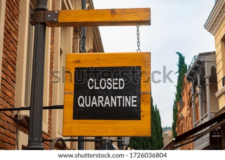 Hanging wooden plate with the inscription - closed for quarantine