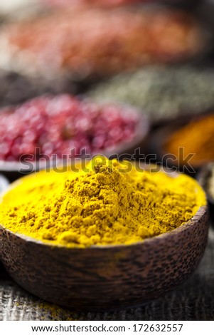 Curry, Wooden bowl spice 