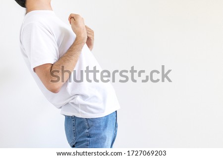 Short-sleeved man doing a clenched fist