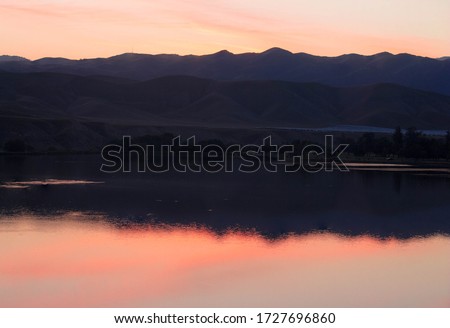 This is a picture of Lake Ming in Bakersfield, CA at sunrise.