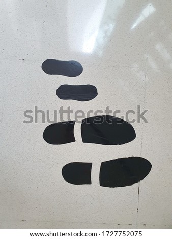Keeping Social Distance:Black footprints are made for the mother-child or father-son on the floor to sign. In malls or other communities, keeping a distance of 1-2 meters is necessary during Covid-19 