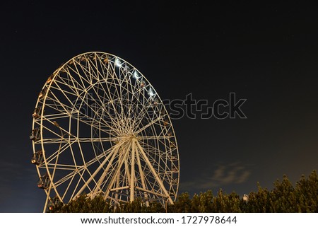 Night shot of Ferris wheel that does not work due to quarantine
