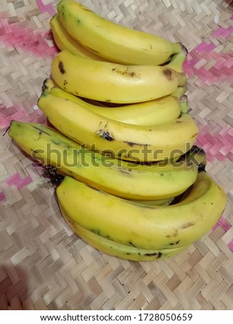 Pictures of banana yellow green color 