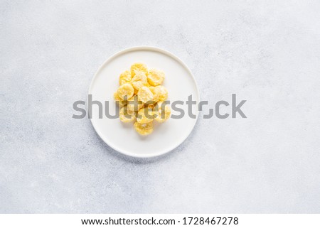  Curd and cheese dumplings served with berries and sour cream on a ceramic white plate. Traditional Ukrainian or Russian lazy dumplings (vareniki). Healthy Breakfast, top view.