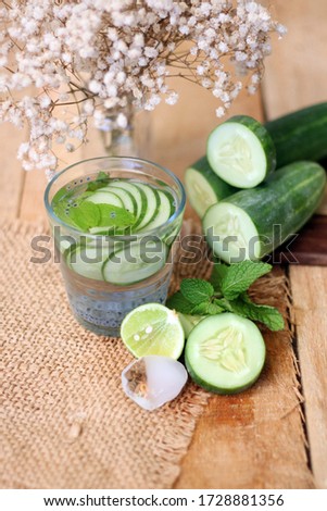 fresh drinks made from sliced cucumbers and lime slices. usually served cold with the addition of melon flavored syrup as an opening menu for breaking the fast. This drink is used as a detox drink