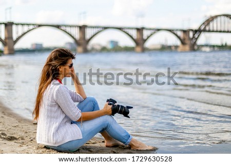 Backstage of the work of a photographer who takes pictures by the river