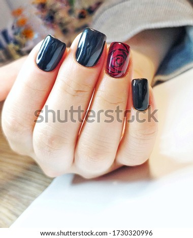 manicure black and red color gel nail polish gradient and drawing rose