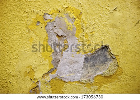 Old yellow wall background in high resolution.